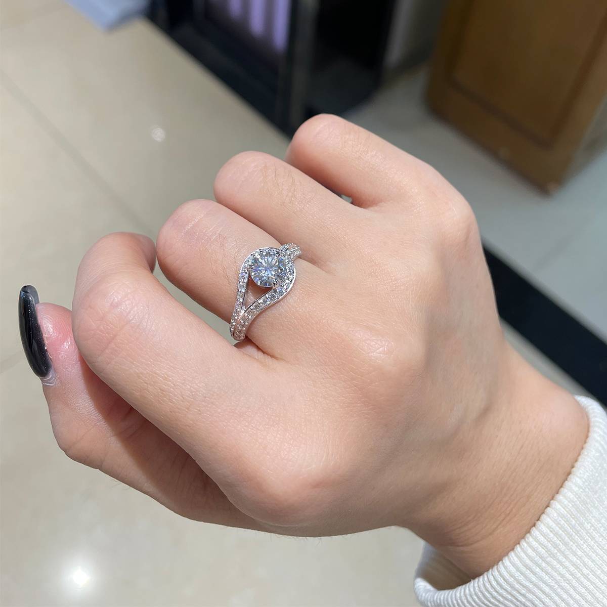 Four Claw Women's Ring S925 Silver Plated 18White Gold Customized Selection Main Stone Moissanite 1.0ct/Side Stone Cubic Zirconia